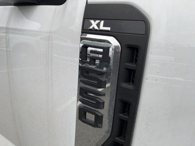 2023 Ford F-550SD XL DRW 4x4 / 6.7L Diesel / 9' Gooseneck Platform